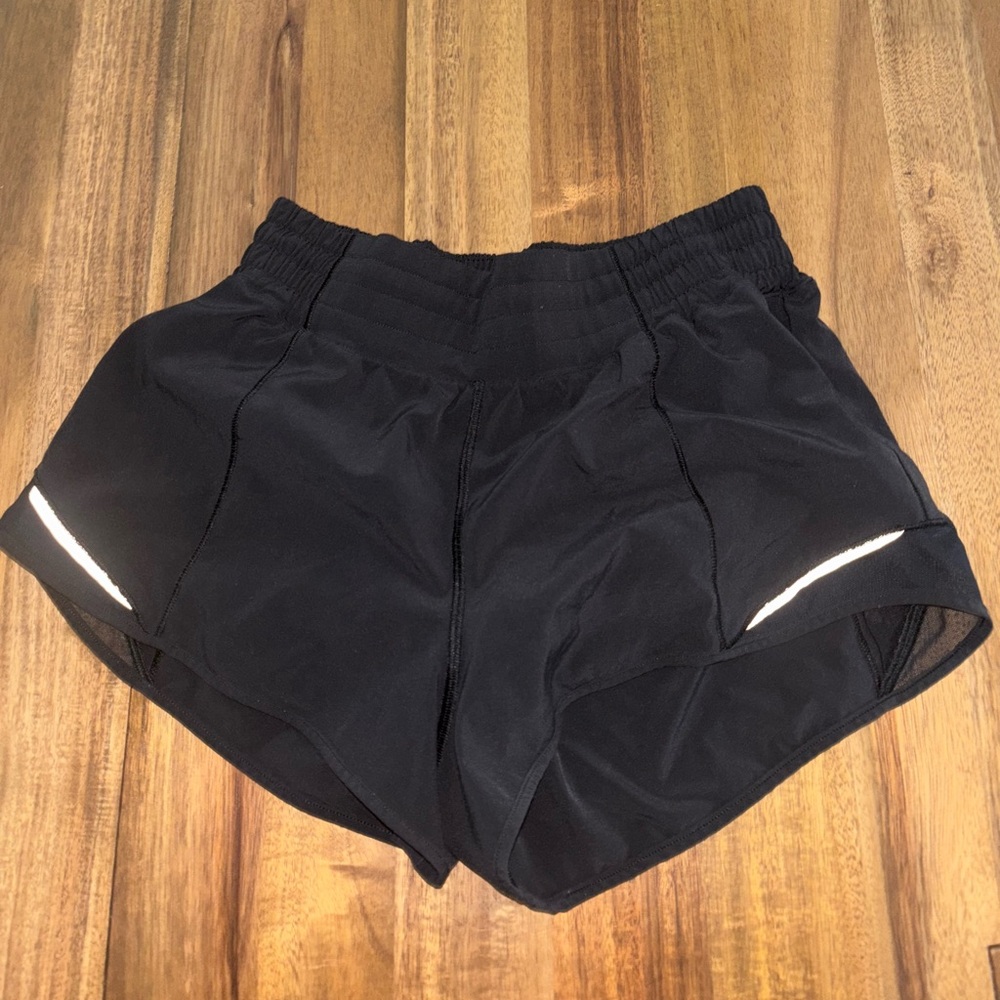 lululemon high rise hotty hot shorts 2.5”